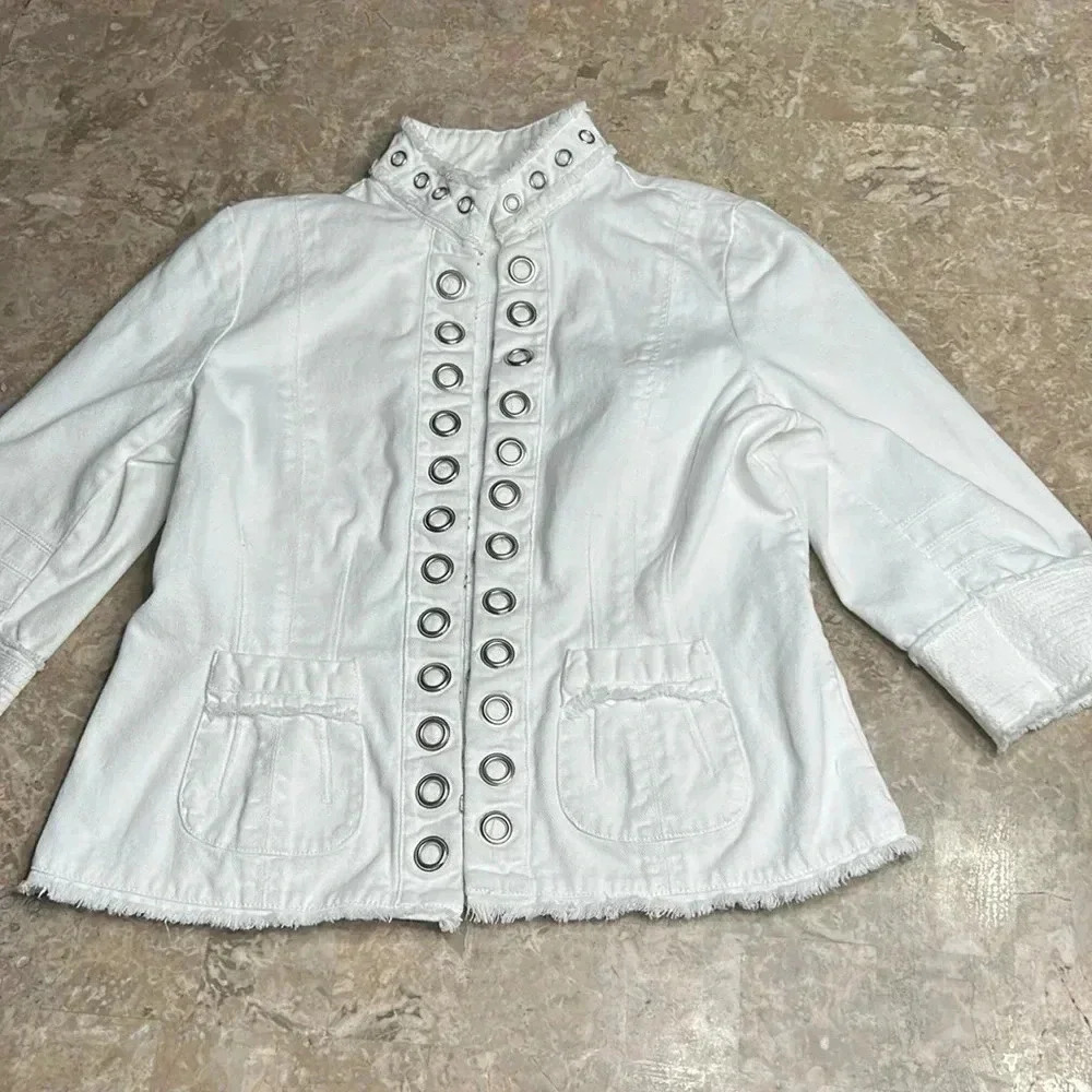 White jean jacket, PTP  19”Silver grommets,fray,crop,
Hook& clasp,boho,festival